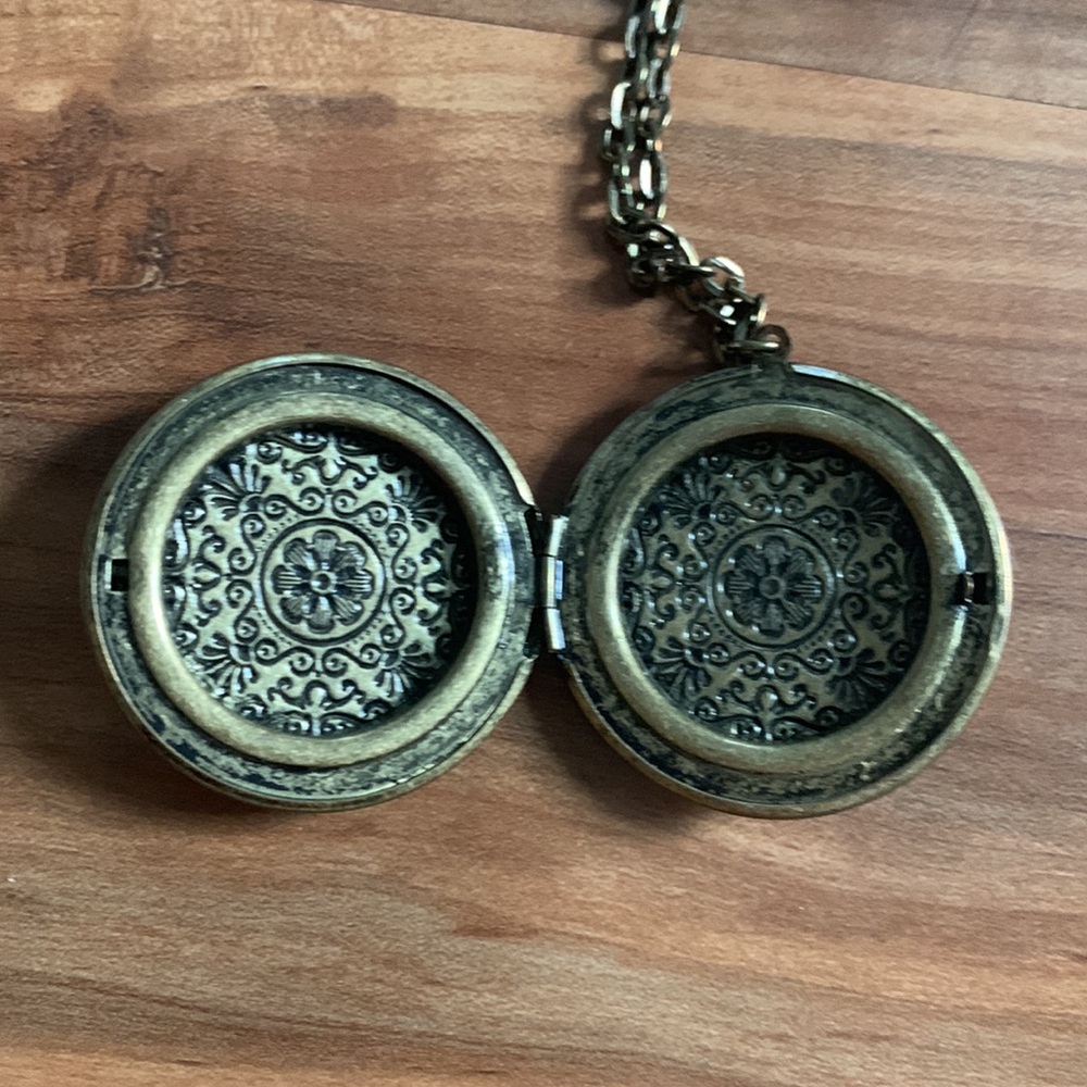 Necklace Locket - Picture 2 of 4